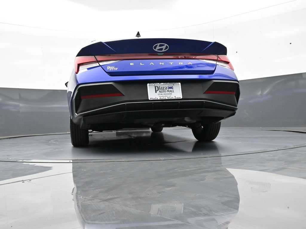 Certified 2025 Hyundai Elantra SE FWD image 30