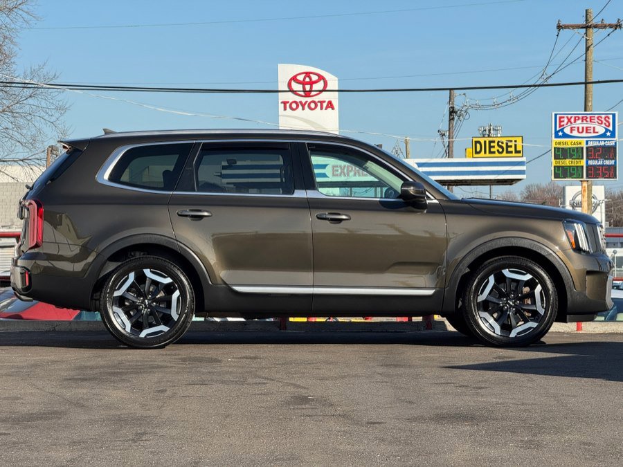 Used 2023 Kia Telluride S w/ S Sunroof Package image 4
