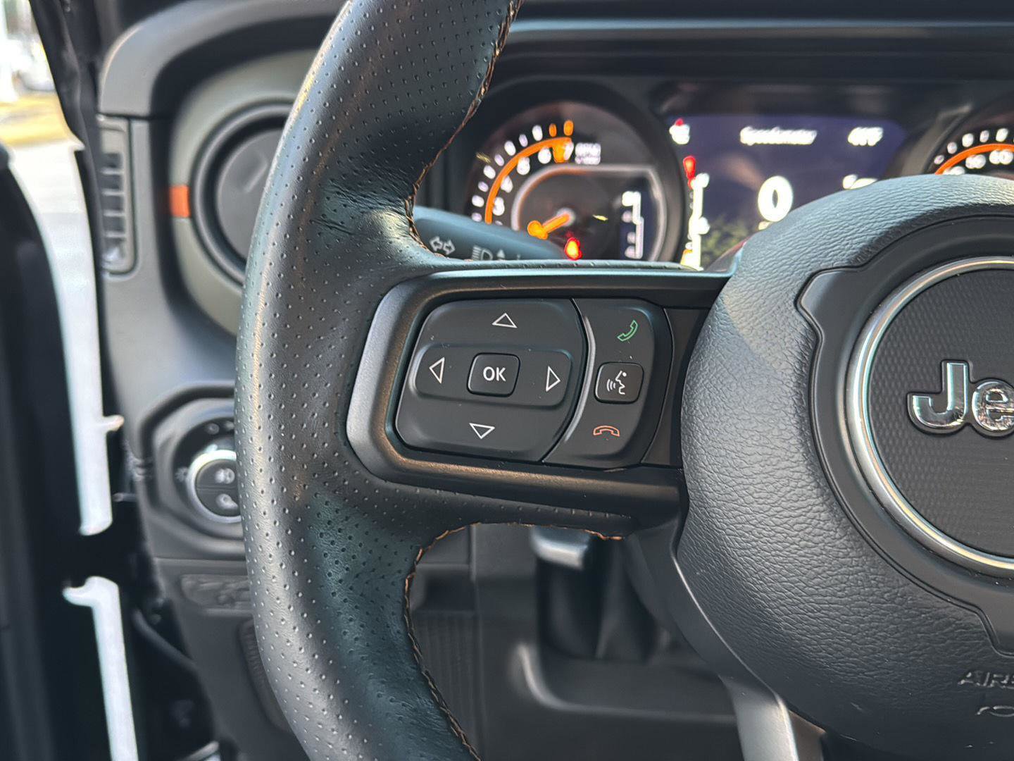 Used 2024 Jeep Gladiator Mojave w/ Technology Group image 18