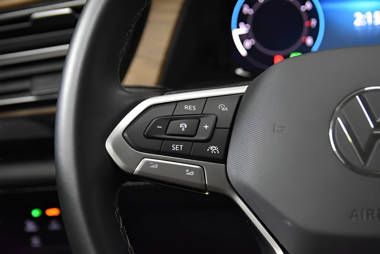 Used 2025 Volkswagen Atlas SE AWD/4WD image 19