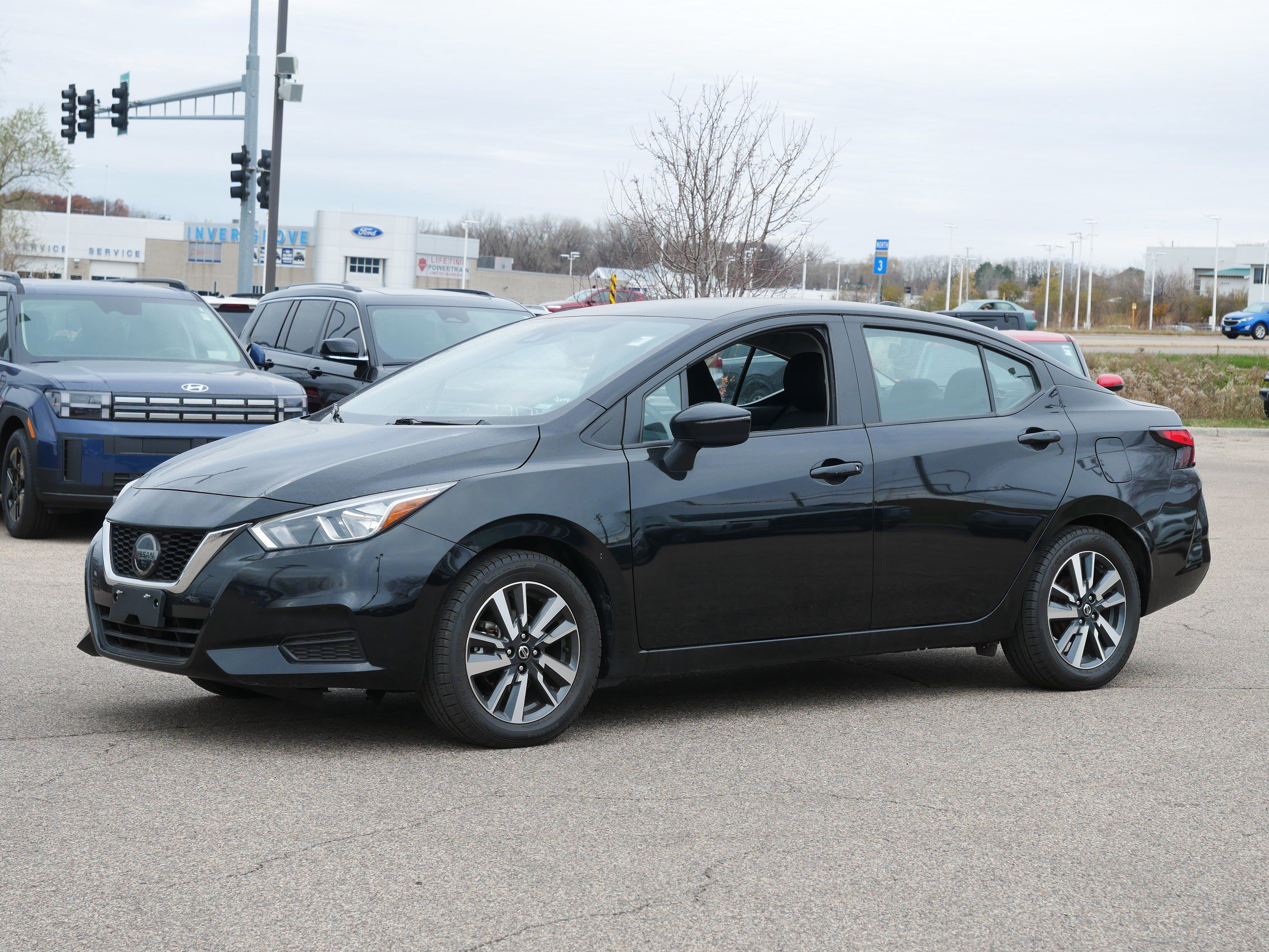Used 2021 Nissan Versa SV image 2
