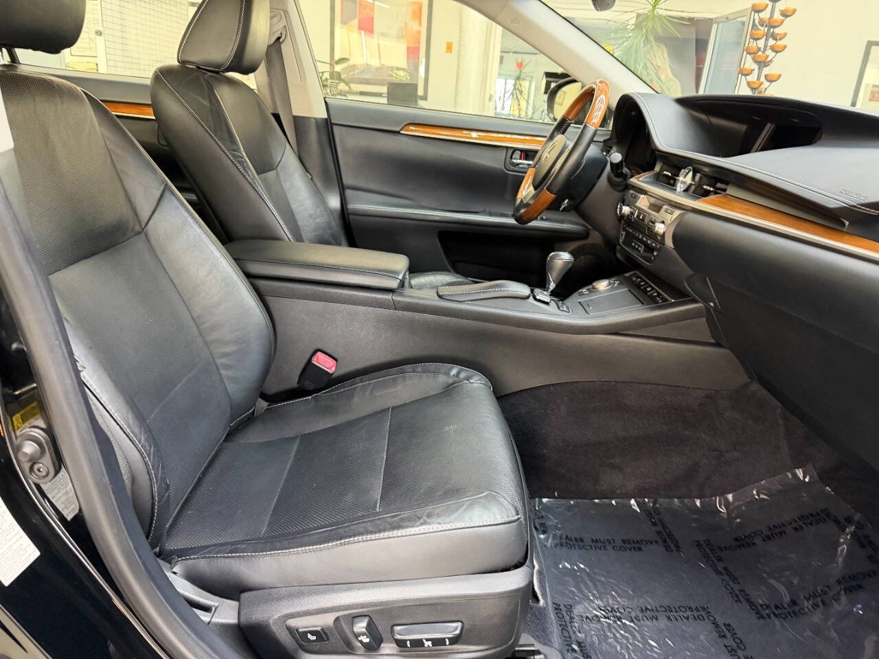 Used 2015 Lexus ES 300h w/ Navigation System Package FWD image 17