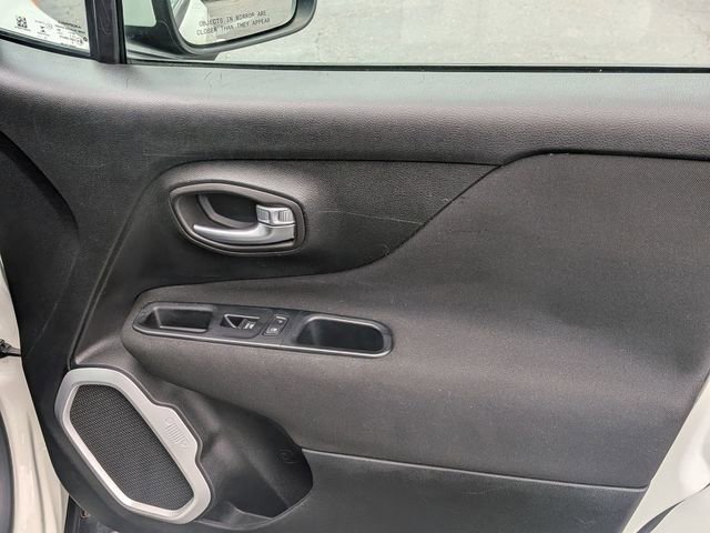 Used 2019 Jeep Renegade Latitude FWD image 34