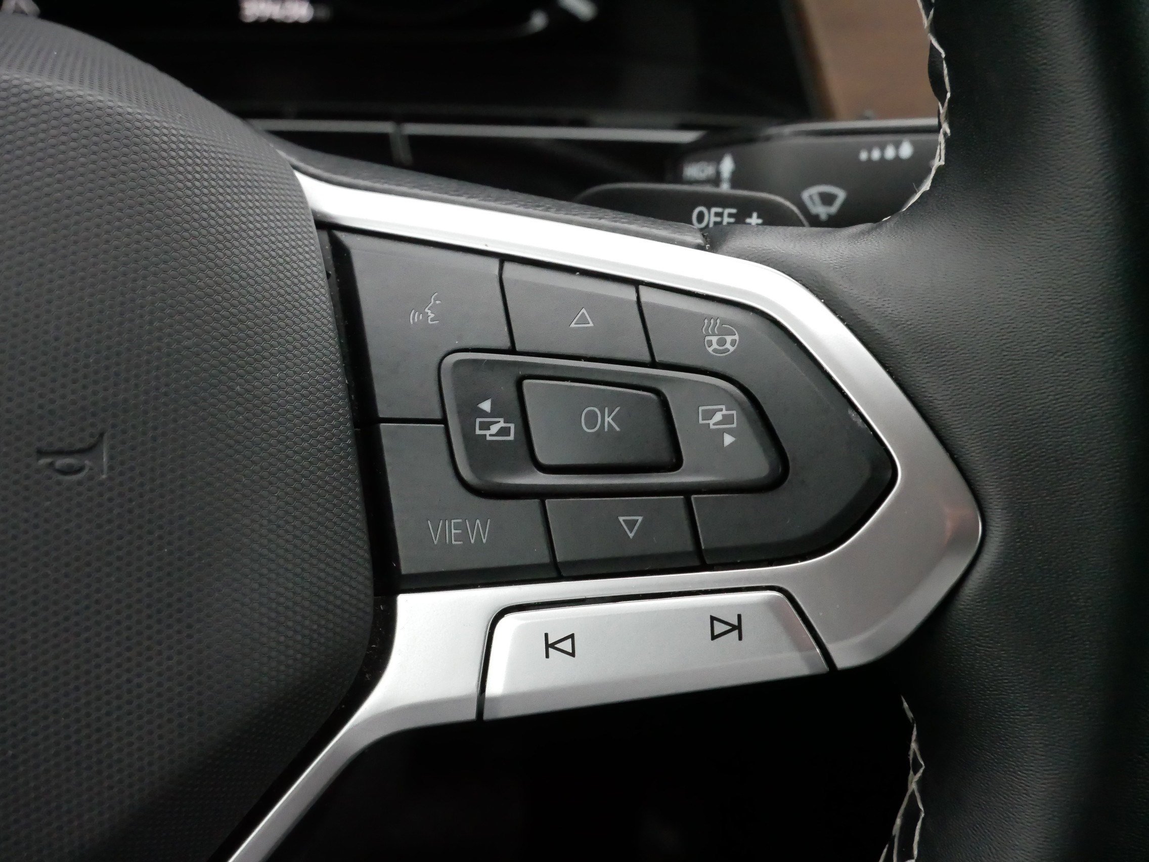 Certified 2025 Volkswagen Atlas SE image 25