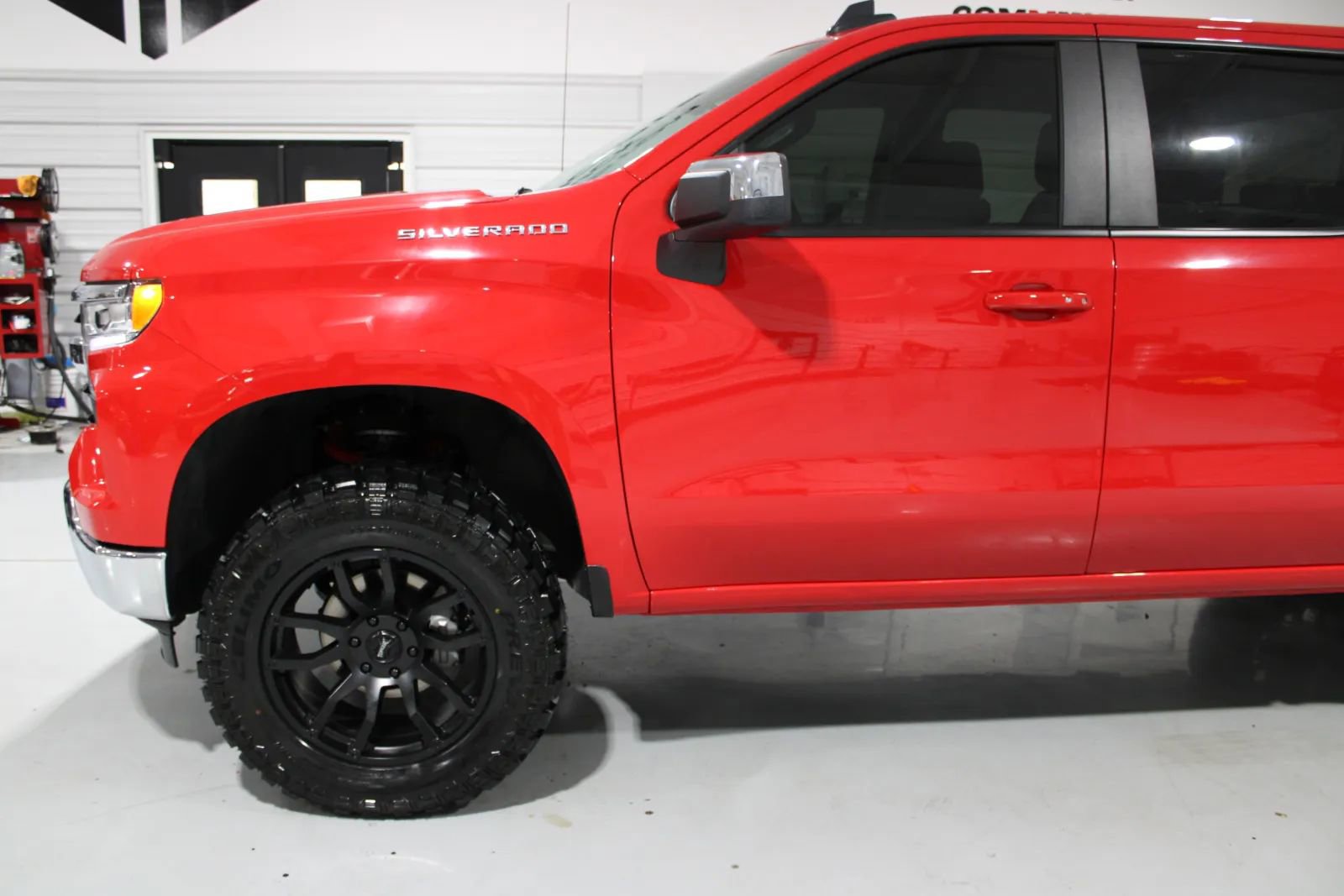 Used 2025 Chevrolet Silverado 1500 LT AWD/4WD image 5