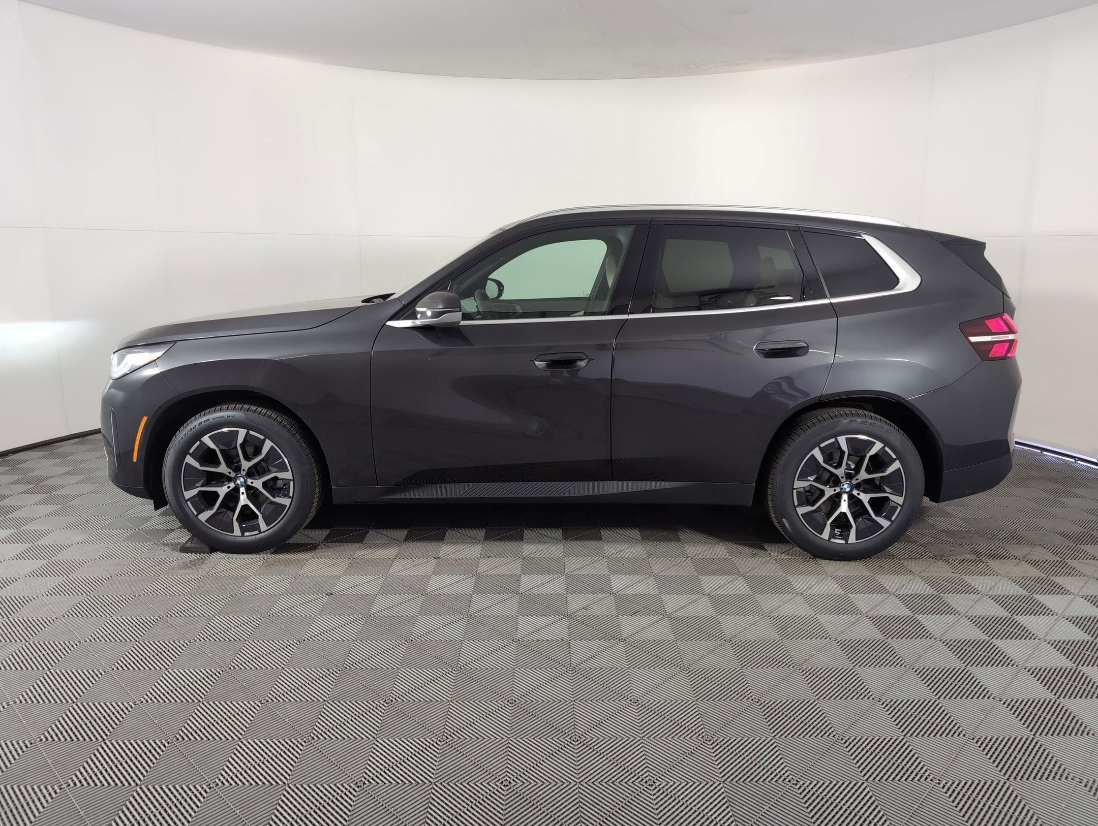 Used 2025 BMW X3 xDrive30i w/ Convenience Package image 2