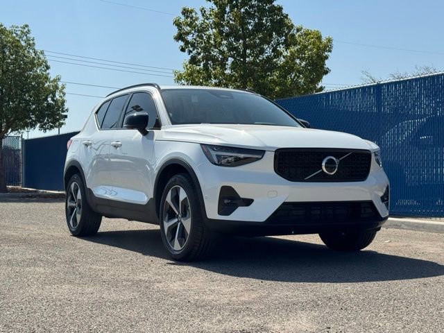New 2025 Volvo XC40 B5 Plus w/ Protection Package Premier video 1