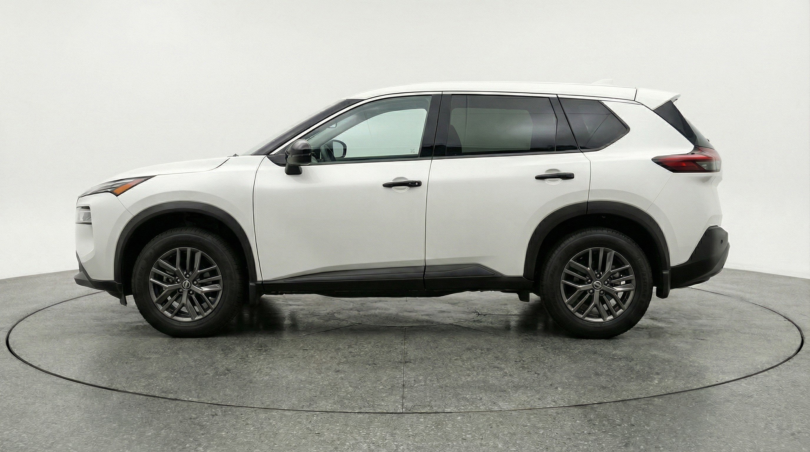Used 2024 Nissan Rogue S FWD image 5