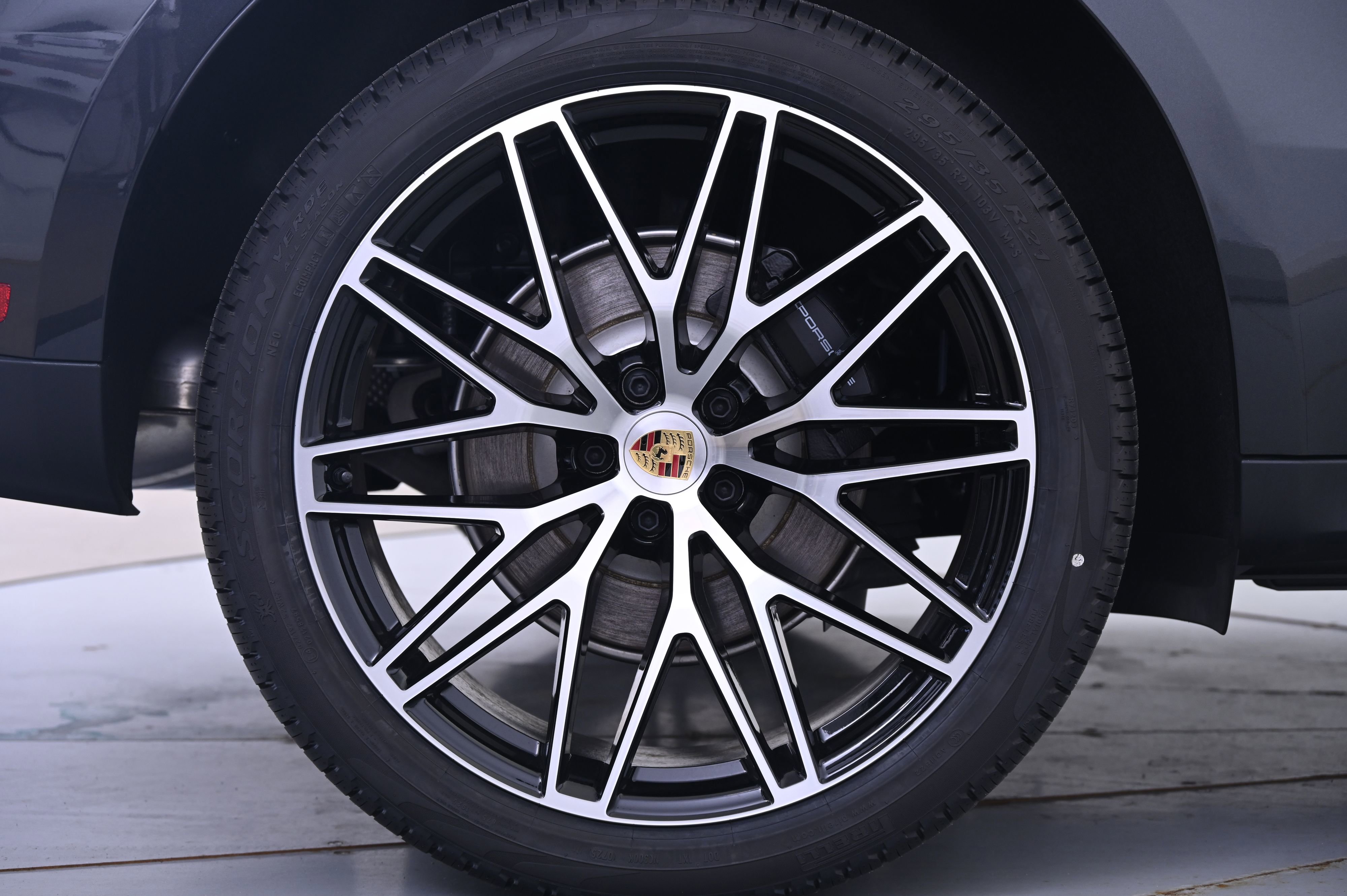 Certified 2025 Porsche Macan image 13