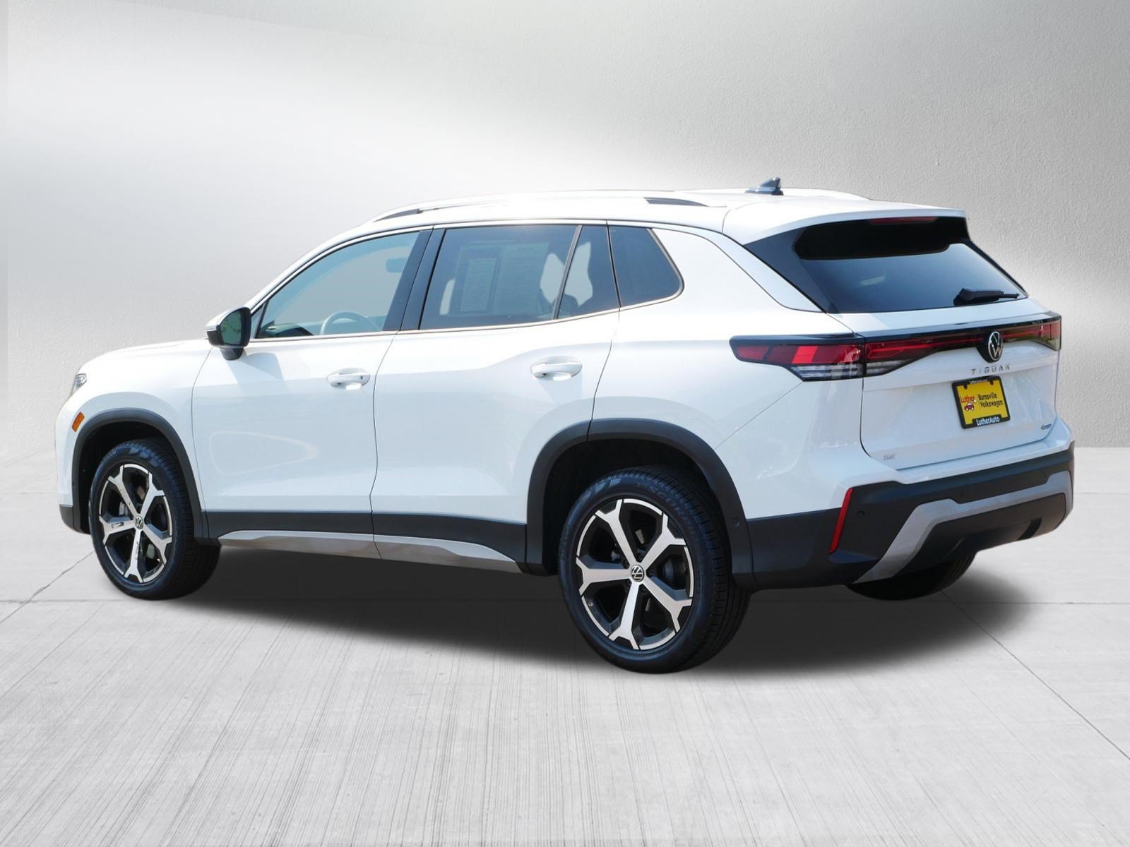 Certified 2025 Volkswagen Tiguan SE AWD/4WD image 5