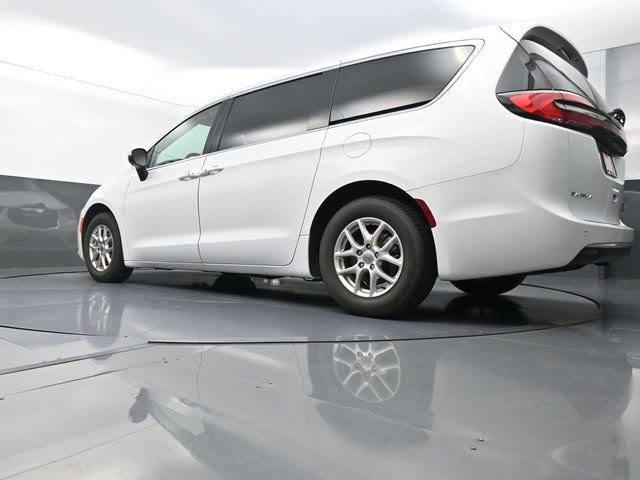 Used 2023 Chrysler Pacifica Touring-L FWD image 25
