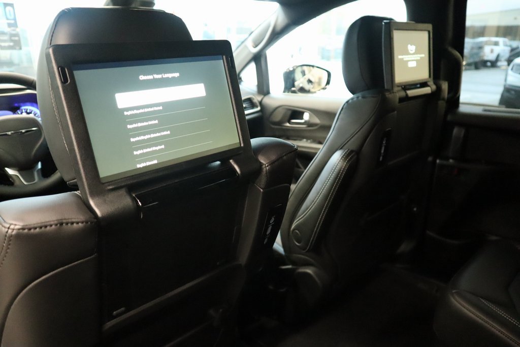 New 2026 Chrysler Pacifica Select image 3