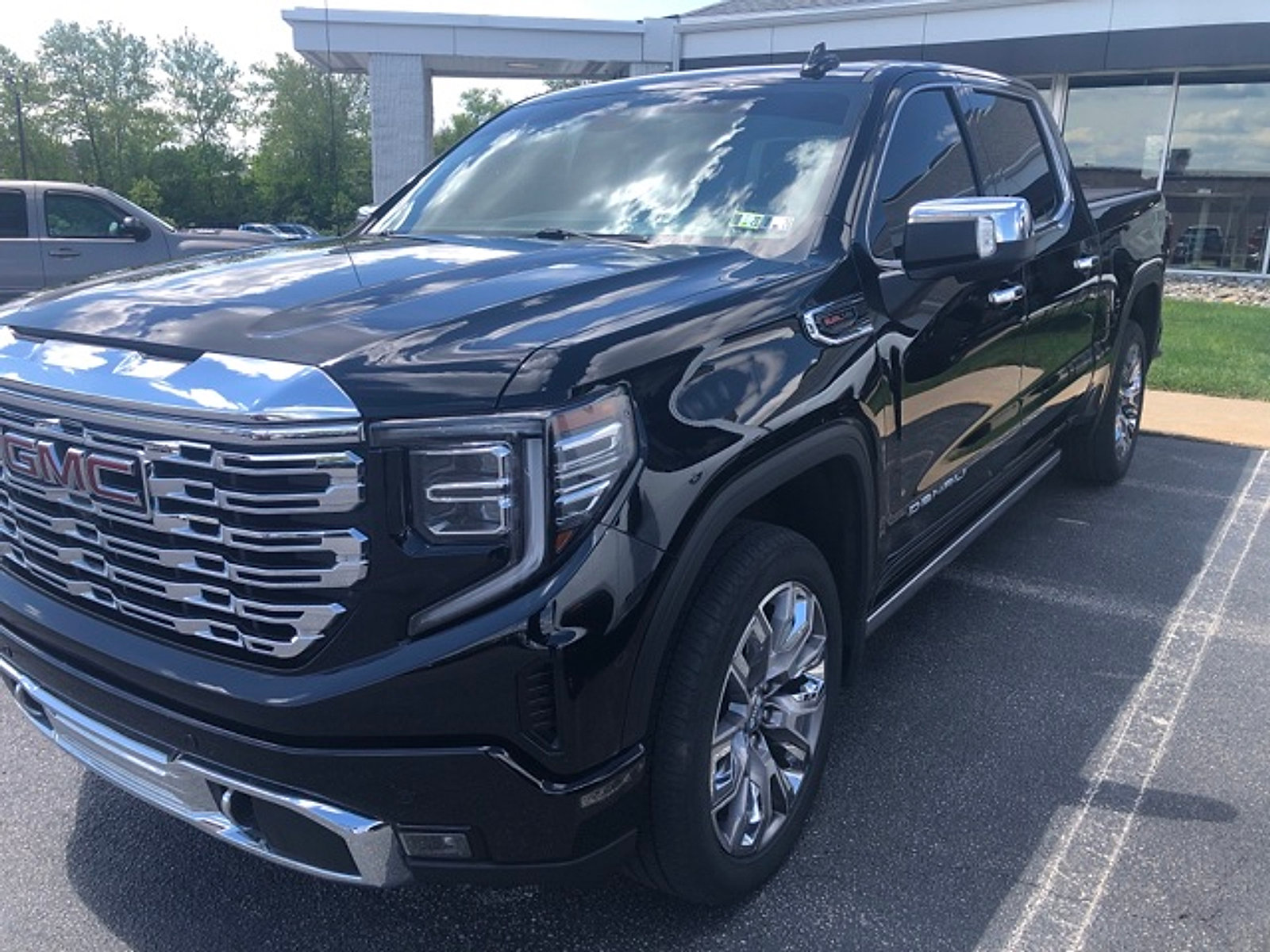 Used 2023 GMC Sierra 1500 Denali w/ Denali Reserve Package AWD/4WD image 3