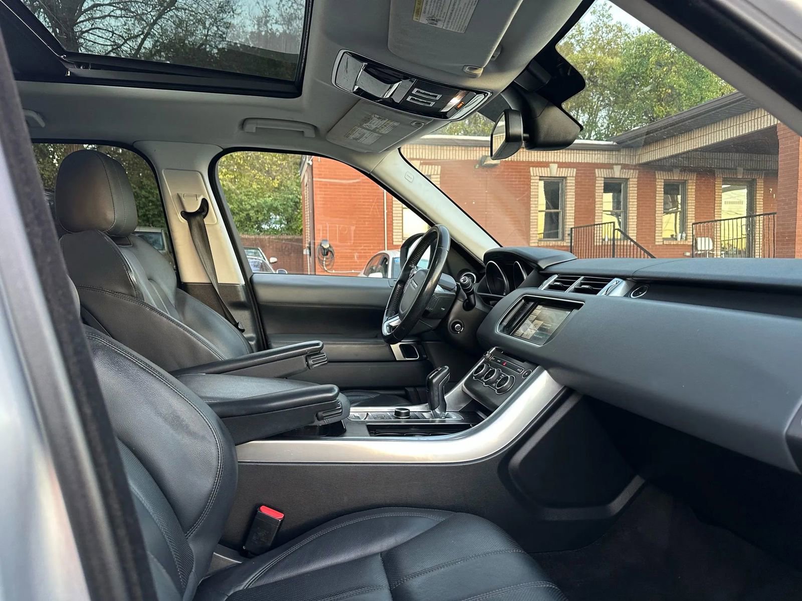 Used 2014 Land Rover Range Rover Sport SE image 16