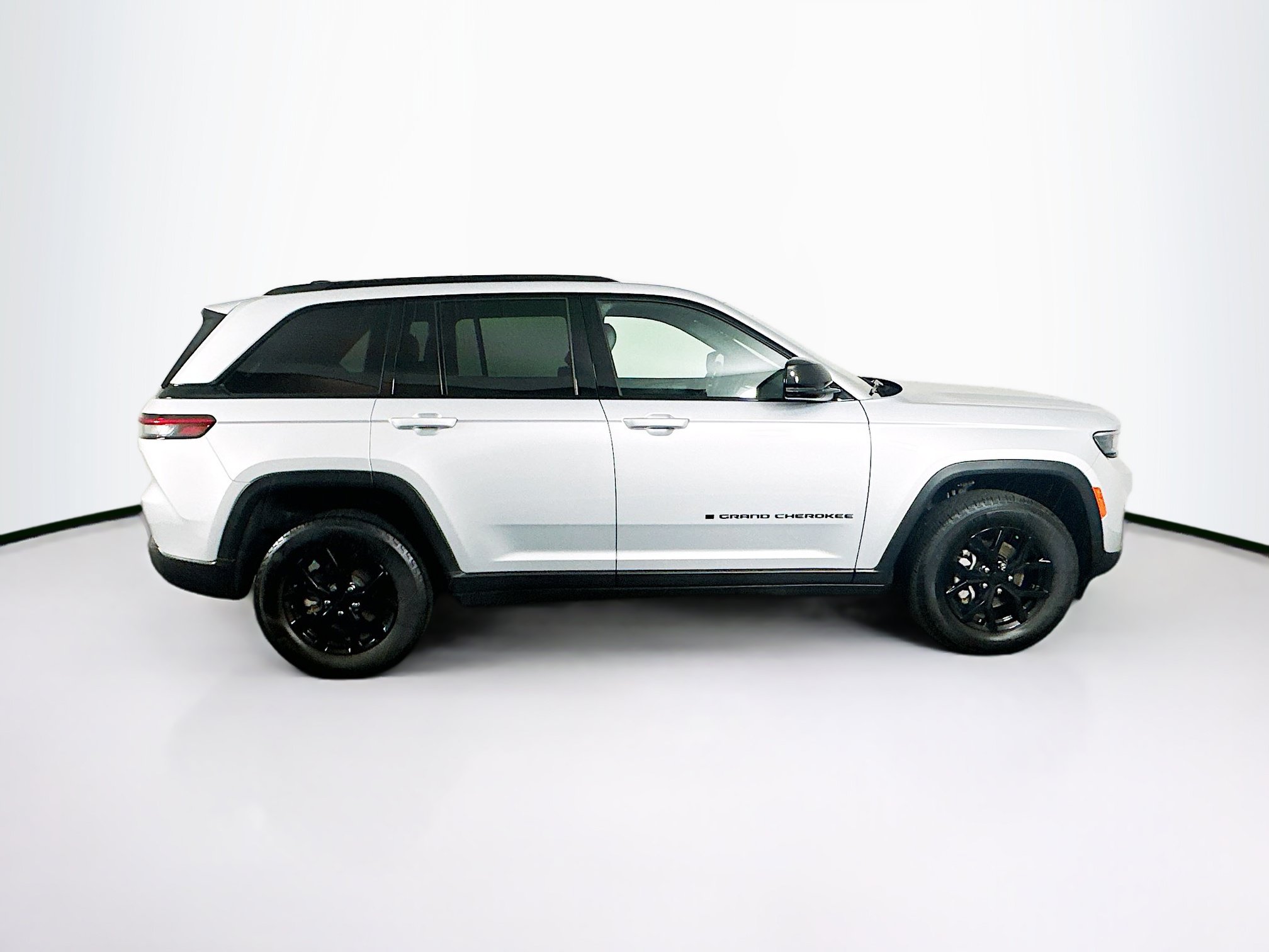 Used 2024 Jeep Grand Cherokee Altitude AWD/4WD image 10