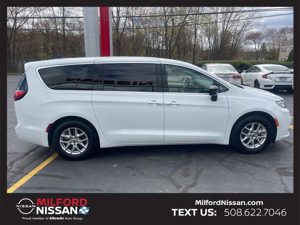 Used 2024 Chrysler Pacifica Touring-L FWD image 6