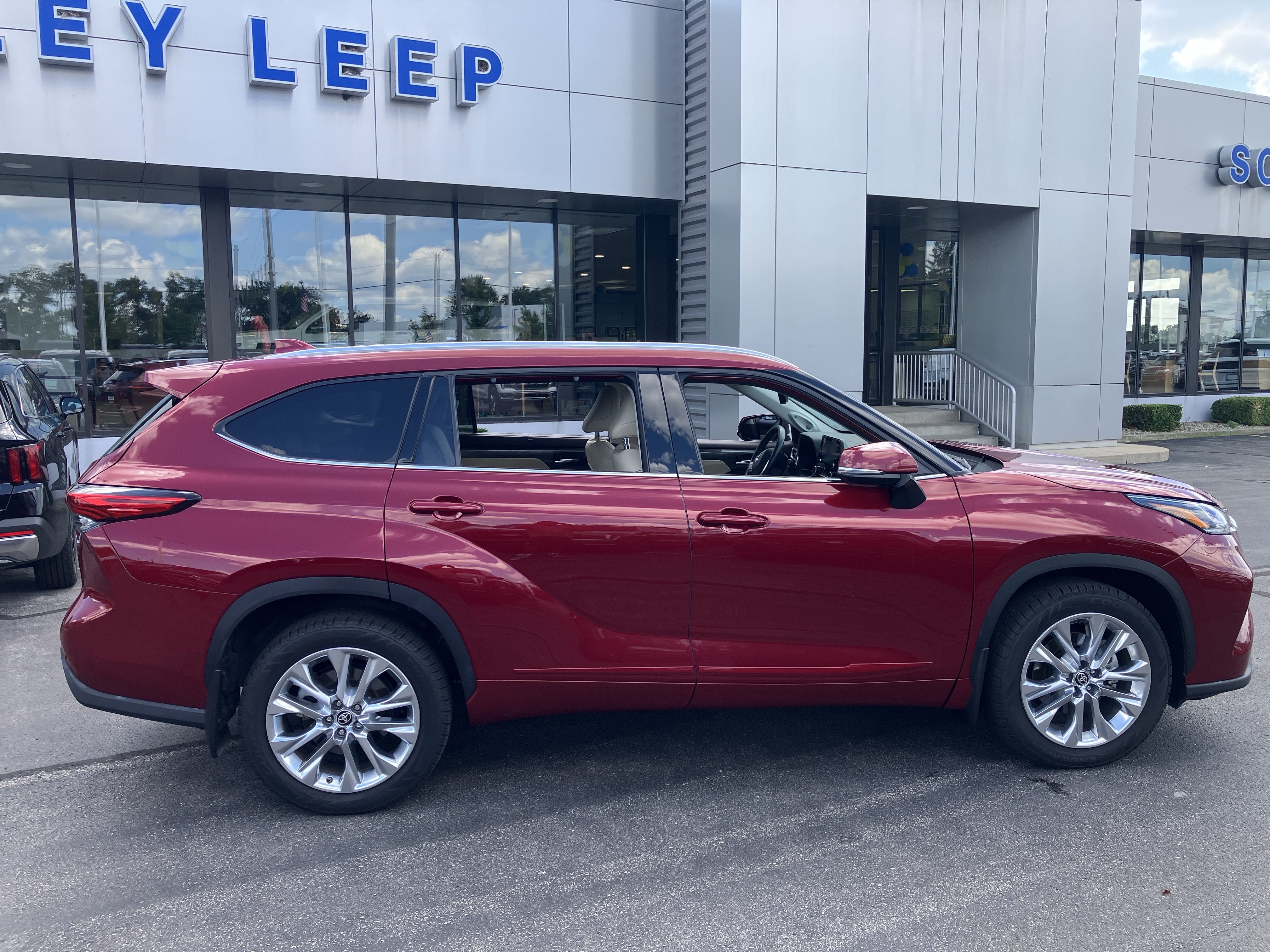 Used 2020 Toyota Highlander Limited AWD/4WD image 8