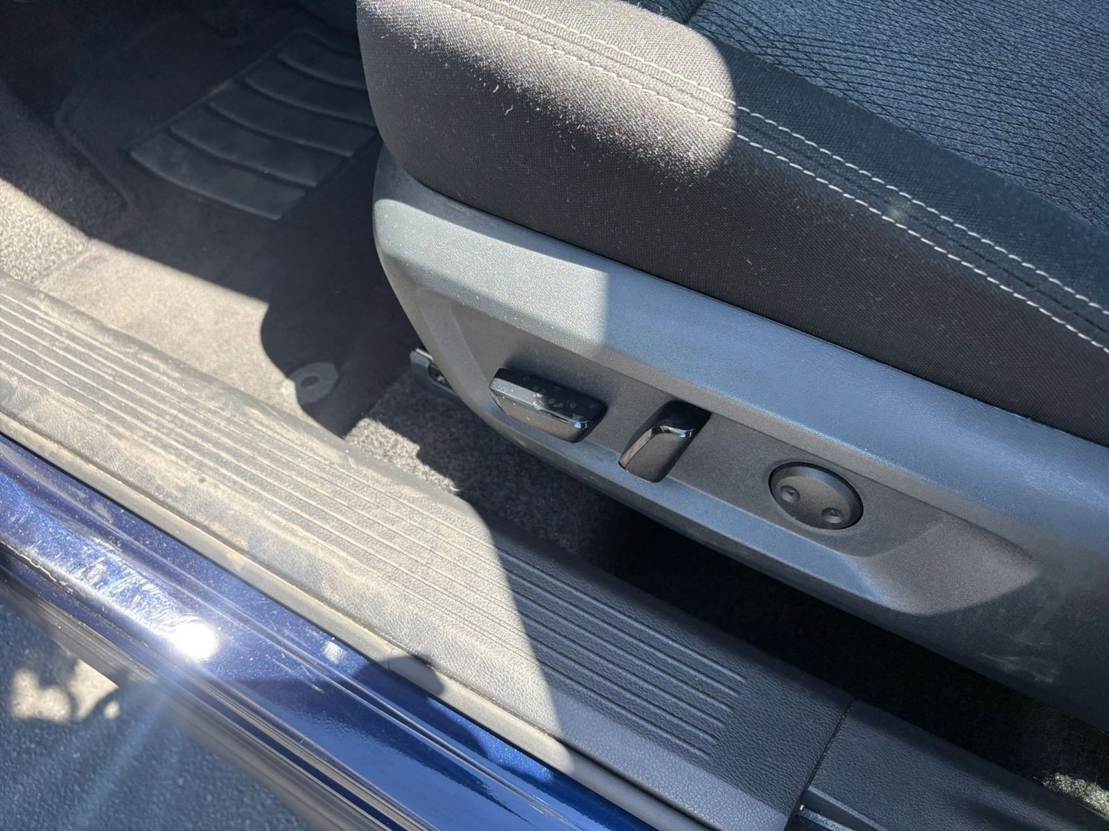 Used 2025 Nissan Rogue SV image 22