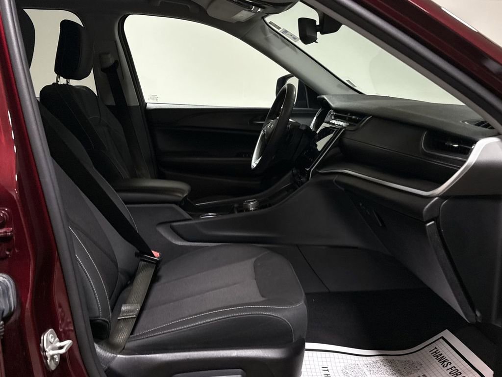 Used 2023 Jeep Grand Cherokee Laredo image 21