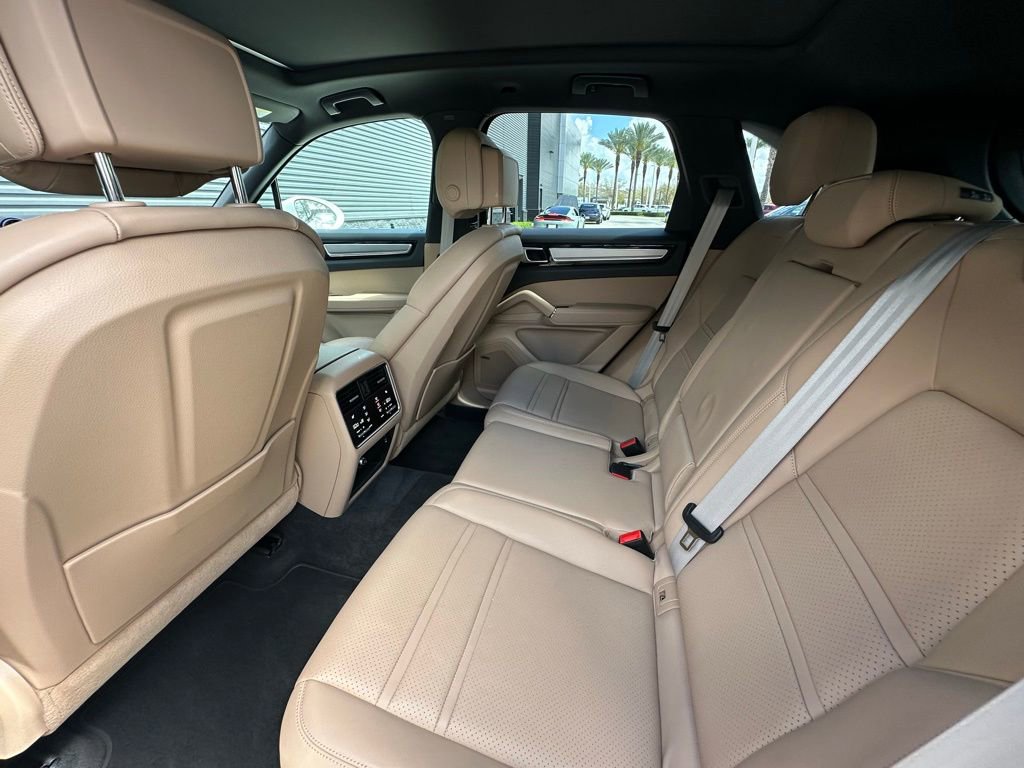 Certified 2023 Porsche Cayenne Platinum Edition image 37