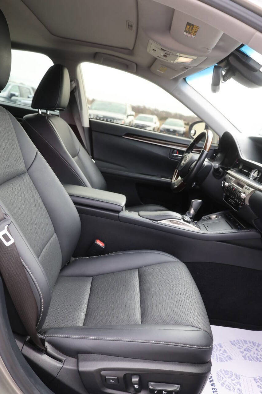 Used 2018 Lexus ES 300h w/ Navigation Package FWD image 15