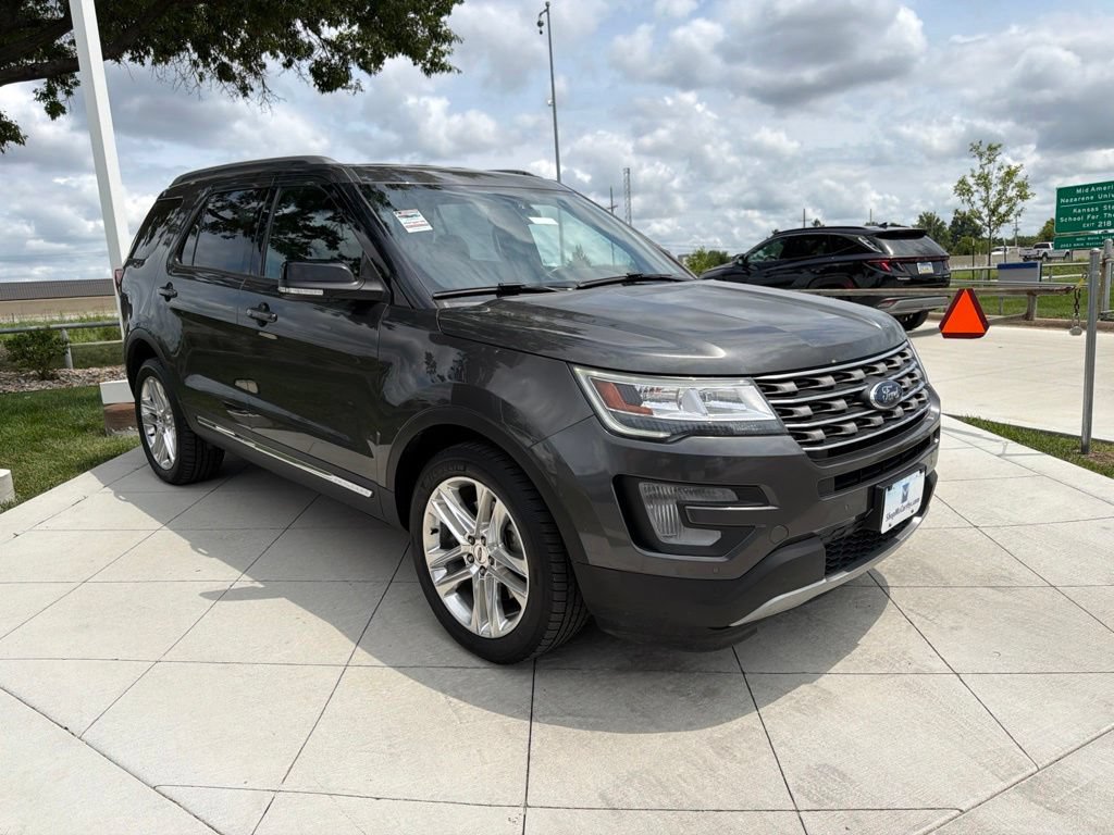 Used 2017 Ford Explorer XLT w/ Equipment Group 202A AWD/4WD image 2