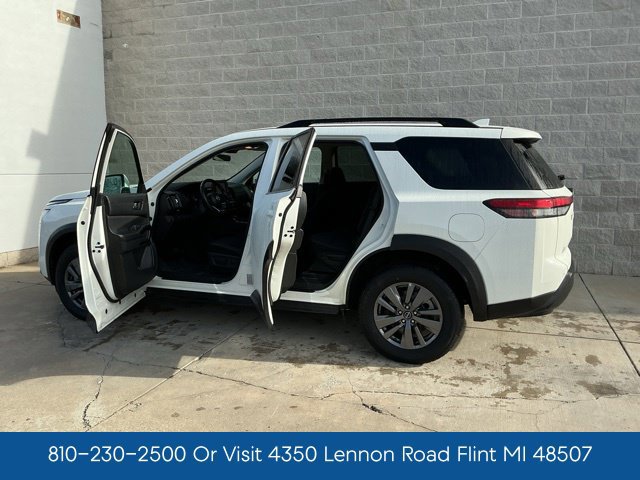 Used 2024 Nissan Pathfinder SV FWD image 11
