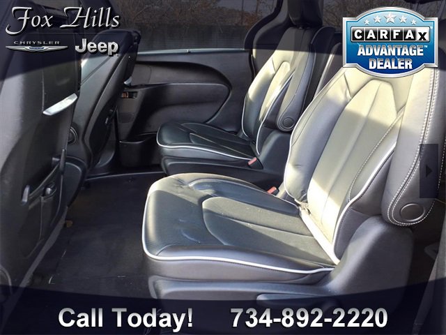 Used 2021 Chrysler Pacifica Limited w/ Uconnect Theater Family Group image 12