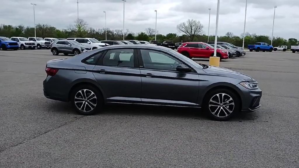 Used 2025 Volkswagen Jetta Sport image 9