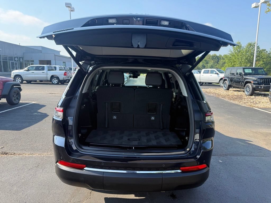 Used 2023 Jeep Grand Cherokee L Limited w/ Luxury Tech Group II AWD/4WD image 47