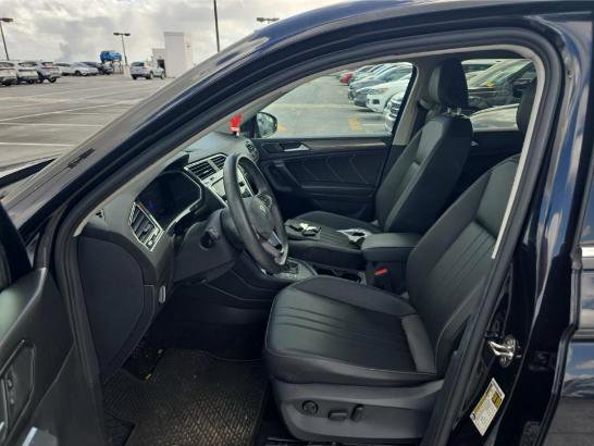 Used 2023 Volkswagen Tiguan SE w/ Panoramic Sunroof Package image 6