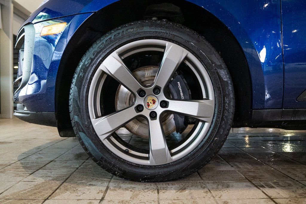 Certified 2025 Porsche Macan image 11