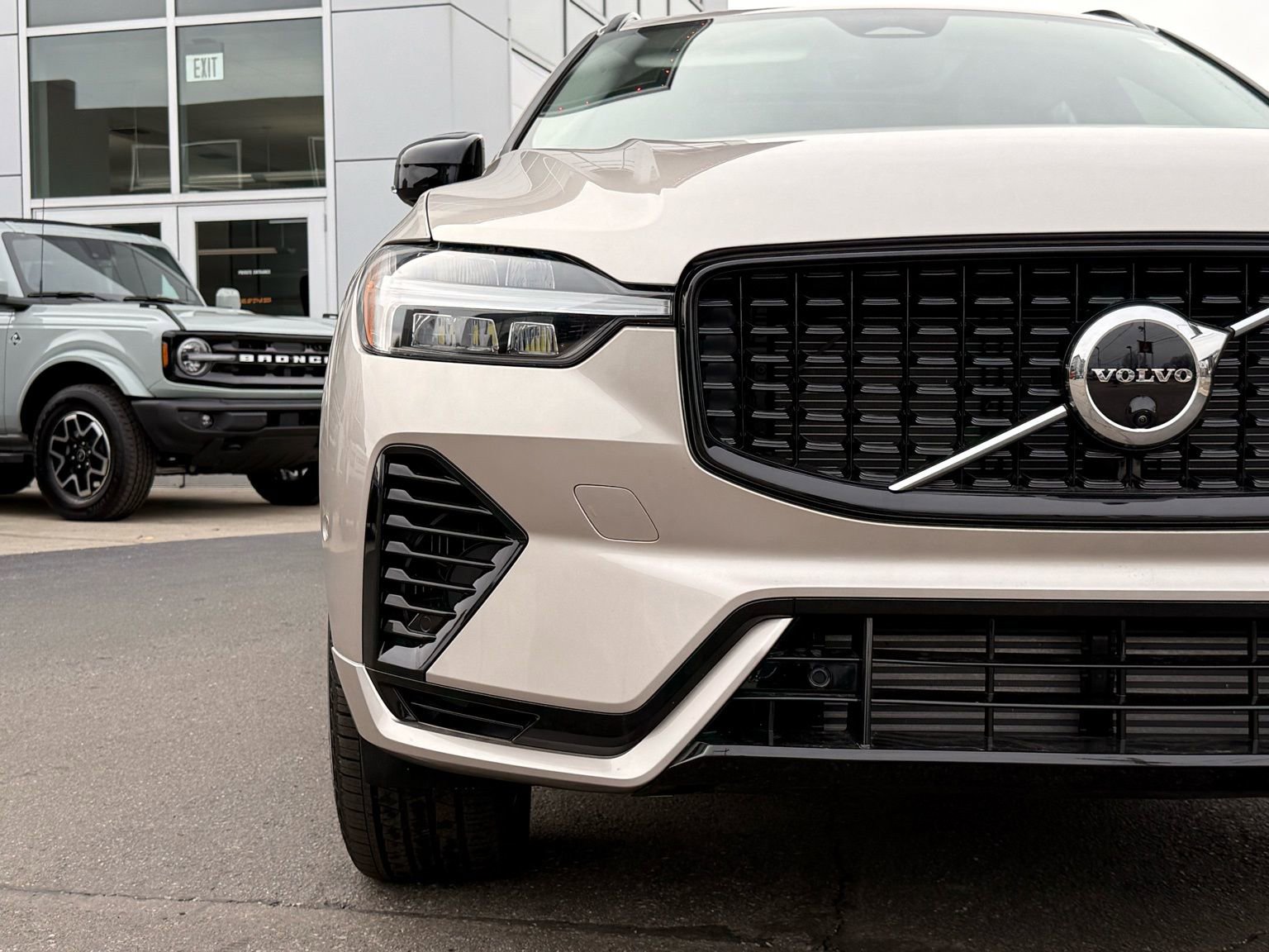 Used 2025 Volvo XC60 T8 Plus w/ Protection Package Premier image 7