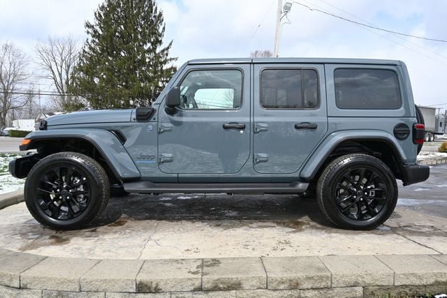 Used 2025 Jeep Wrangler Sahara AWD/4WD image 8