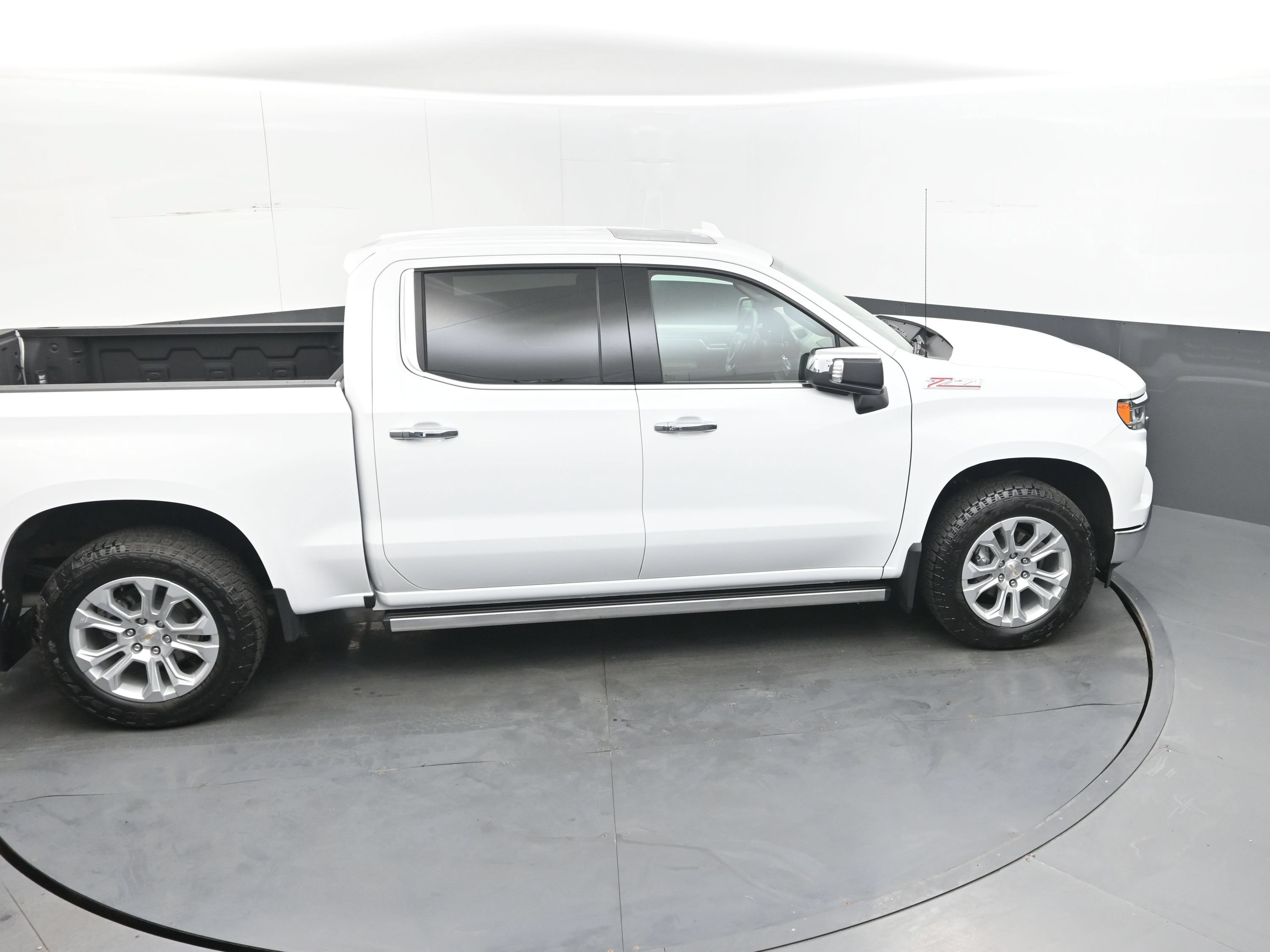 Used 2025 Chevrolet Silverado 1500 LTZ w/ LTZ Premium Package AWD/4WD image 34
