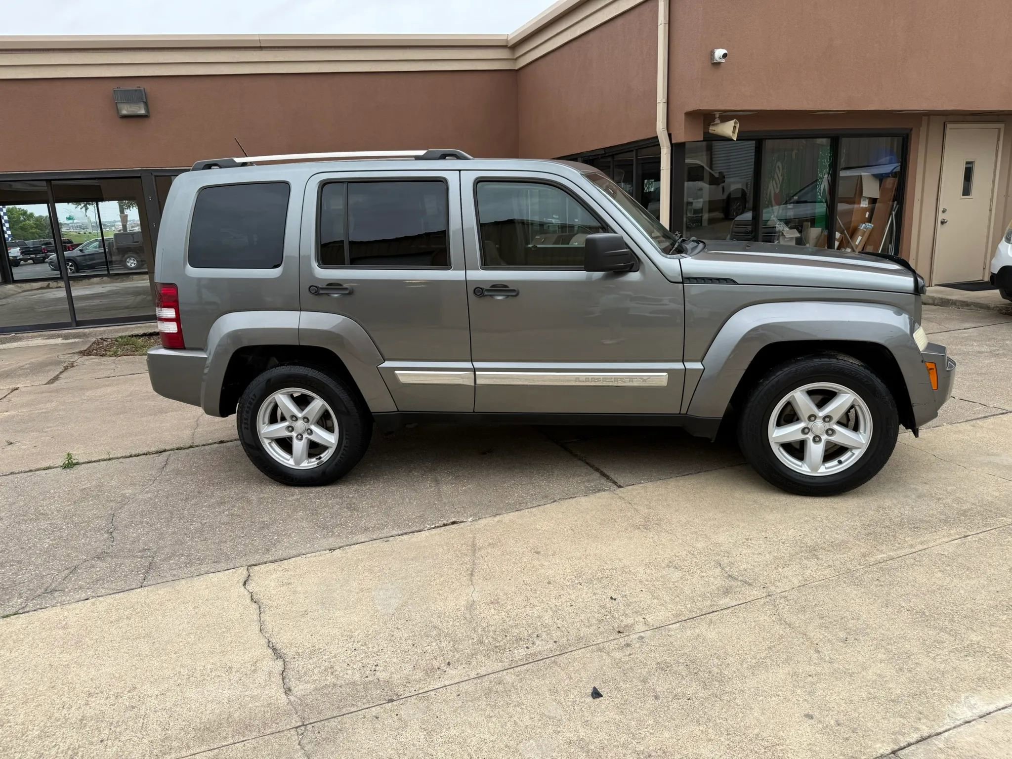 Used 2012 Jeep Liberty Limited RWD image 4