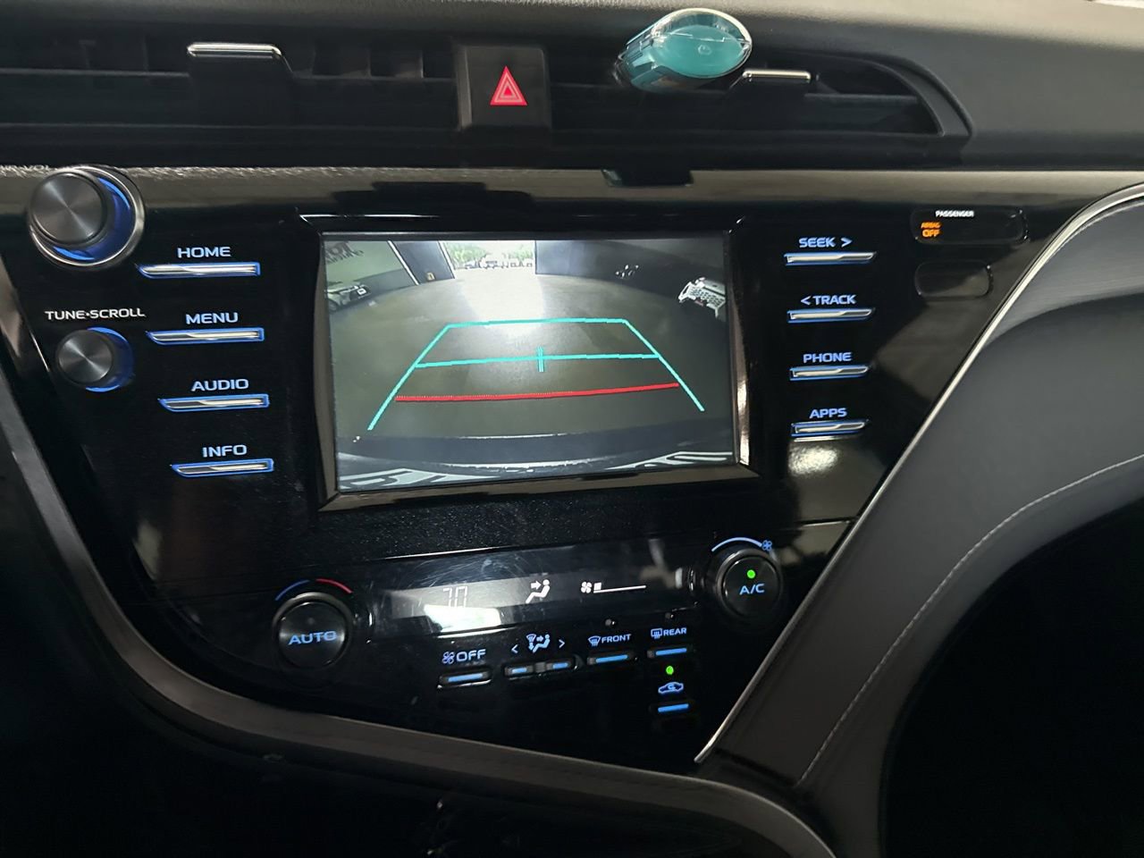 Used 2018 Toyota Camry SE image 11