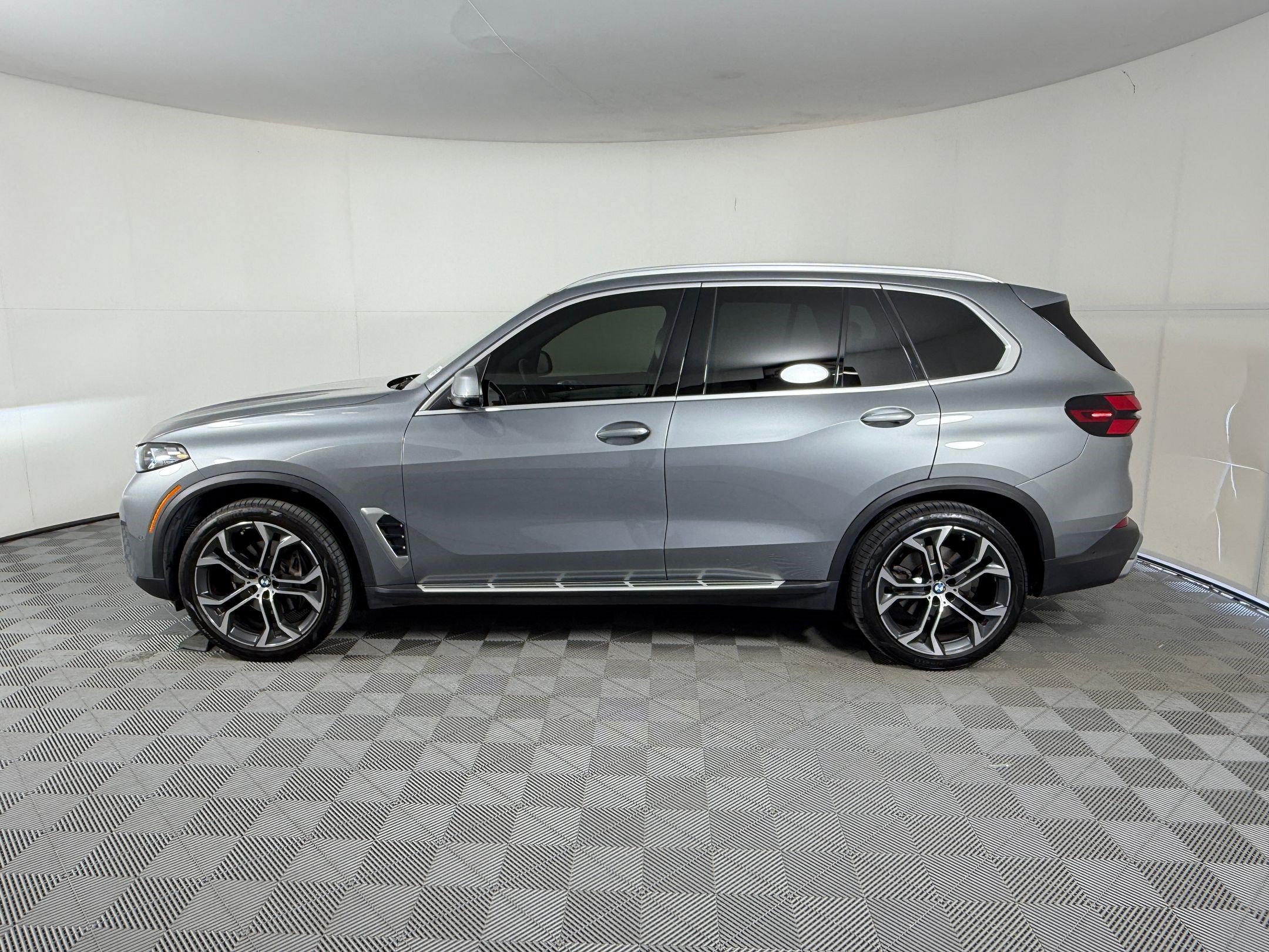 Used 2024 BMW X5 sDrive40i w/ Premium Package RWD image 2