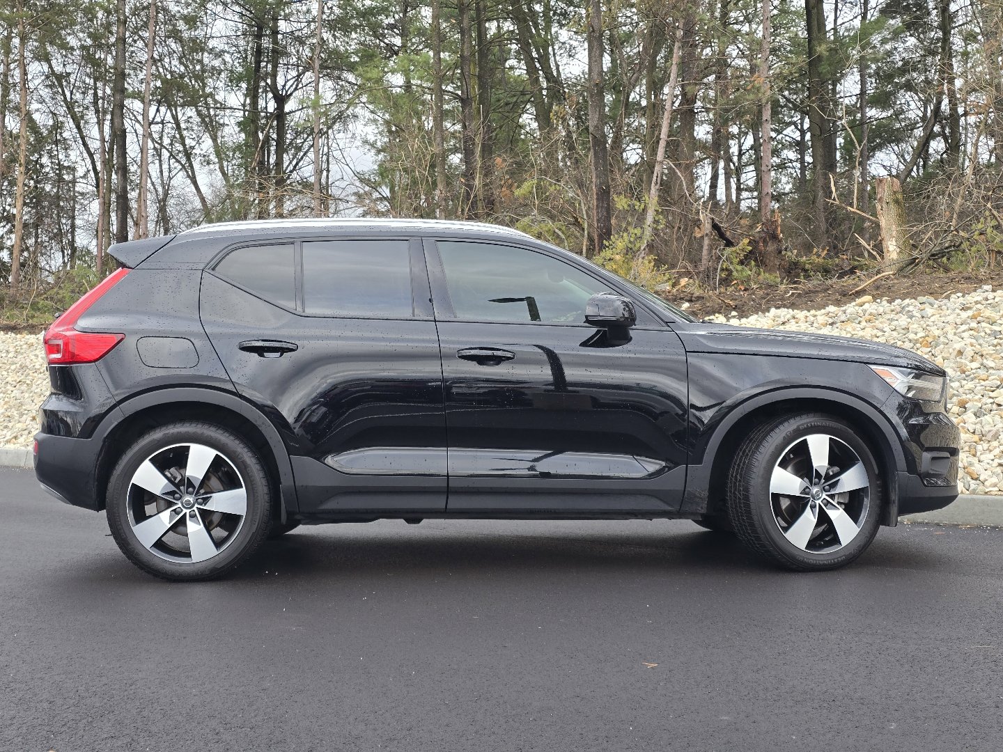 Used 2021 Volvo XC40 T5 Momentum w/ Premium Package image 7