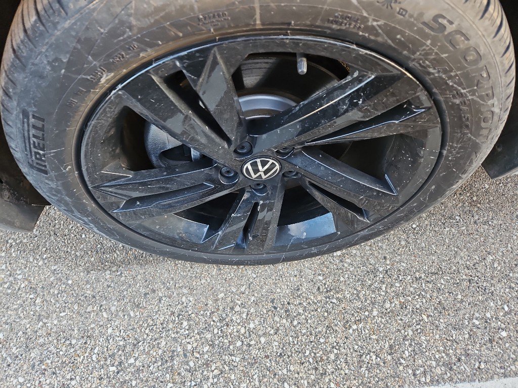 Used 2023 Volkswagen Tiguan SE R-Line image 4