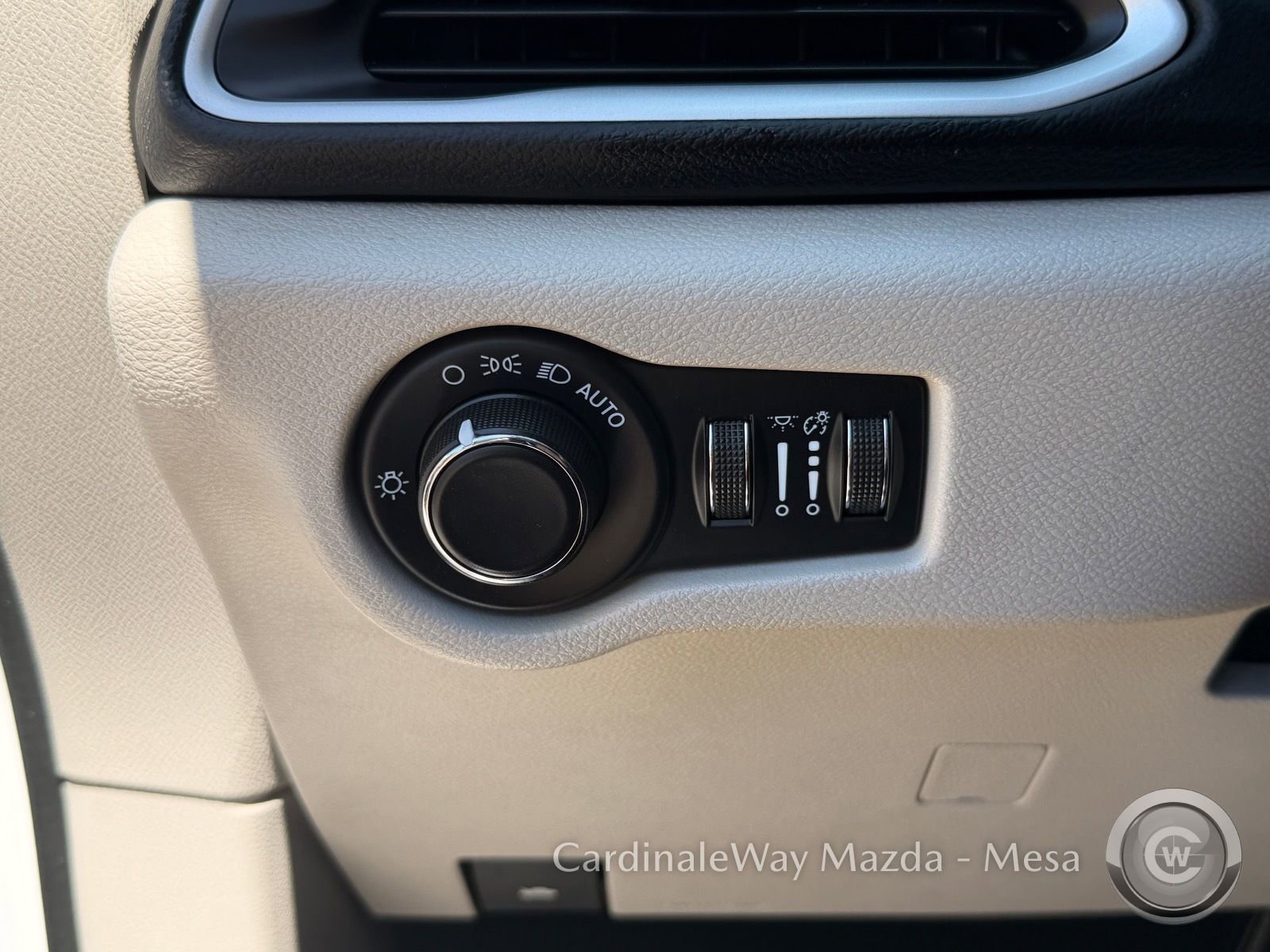 Used 2022 Chrysler Voyager LX image 19