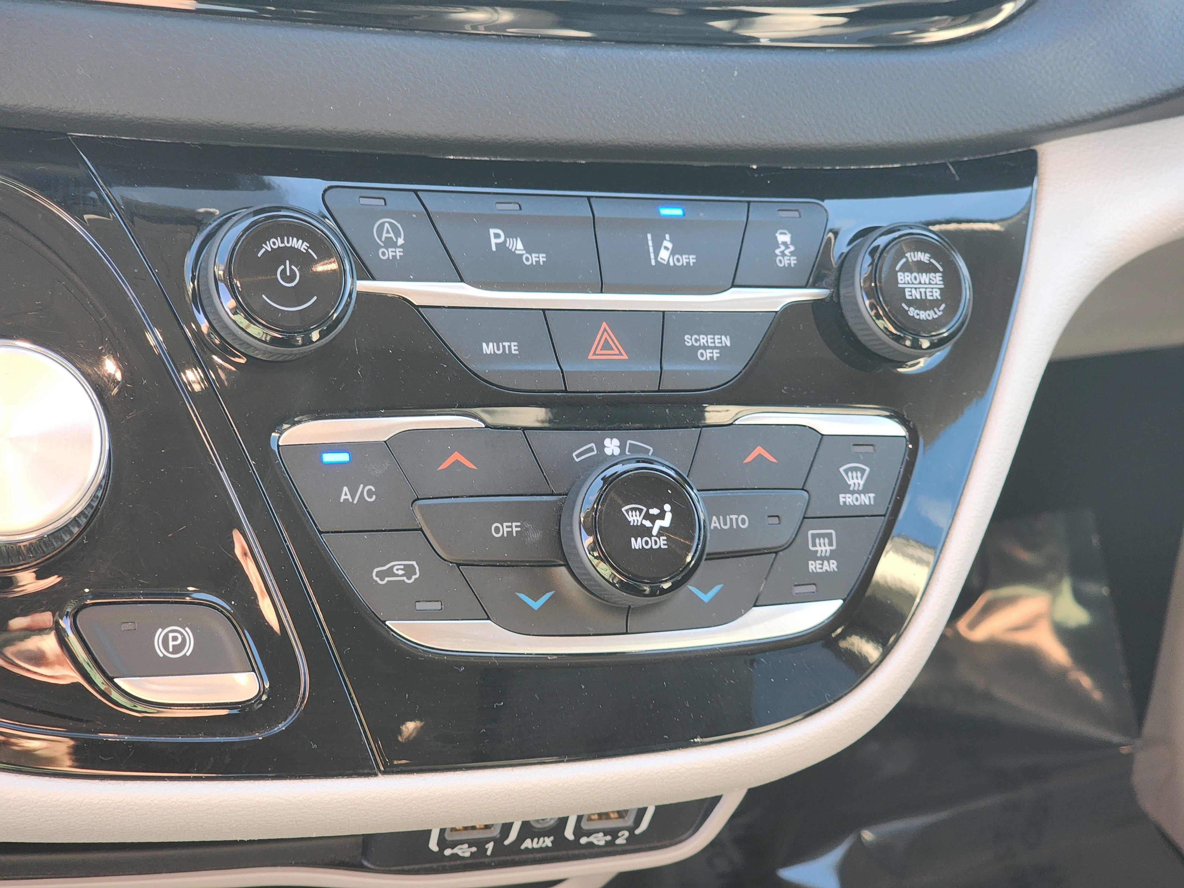 Used 2023 Chrysler Pacifica Touring-L image 21