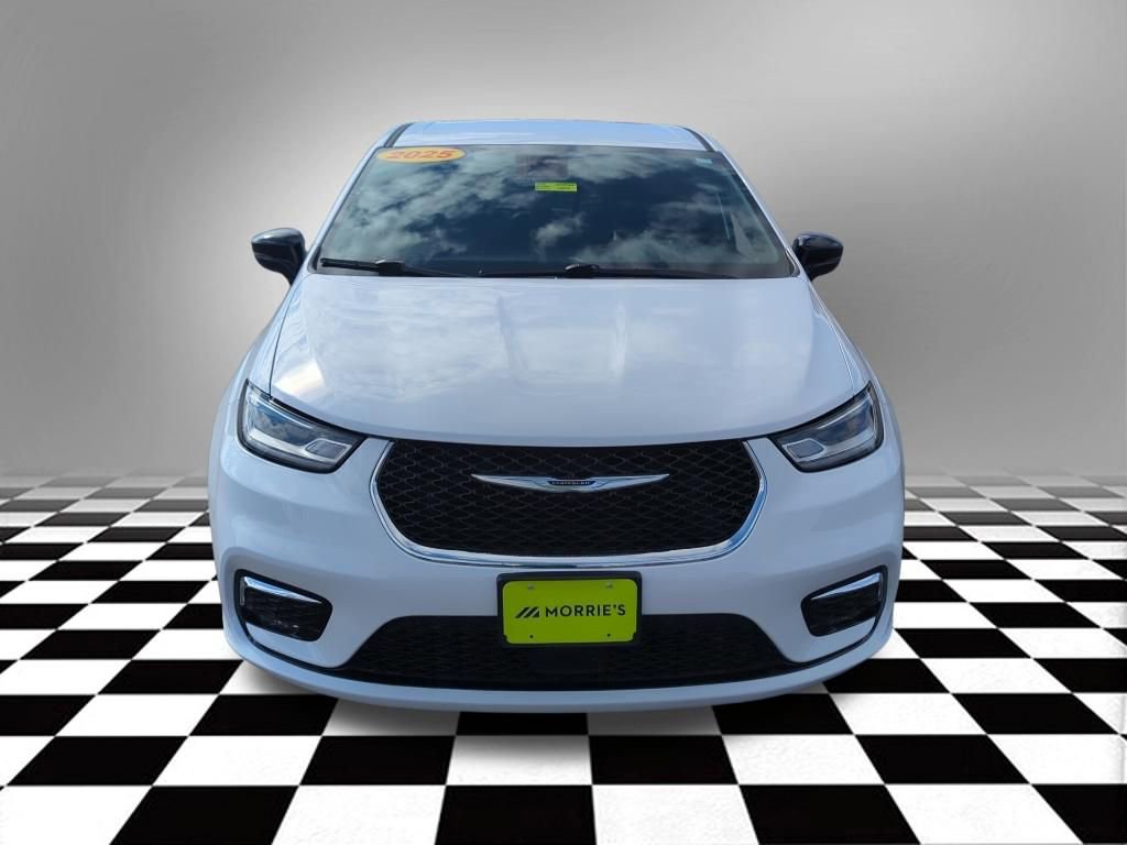 Used 2025 Chrysler Pacifica Select image 3