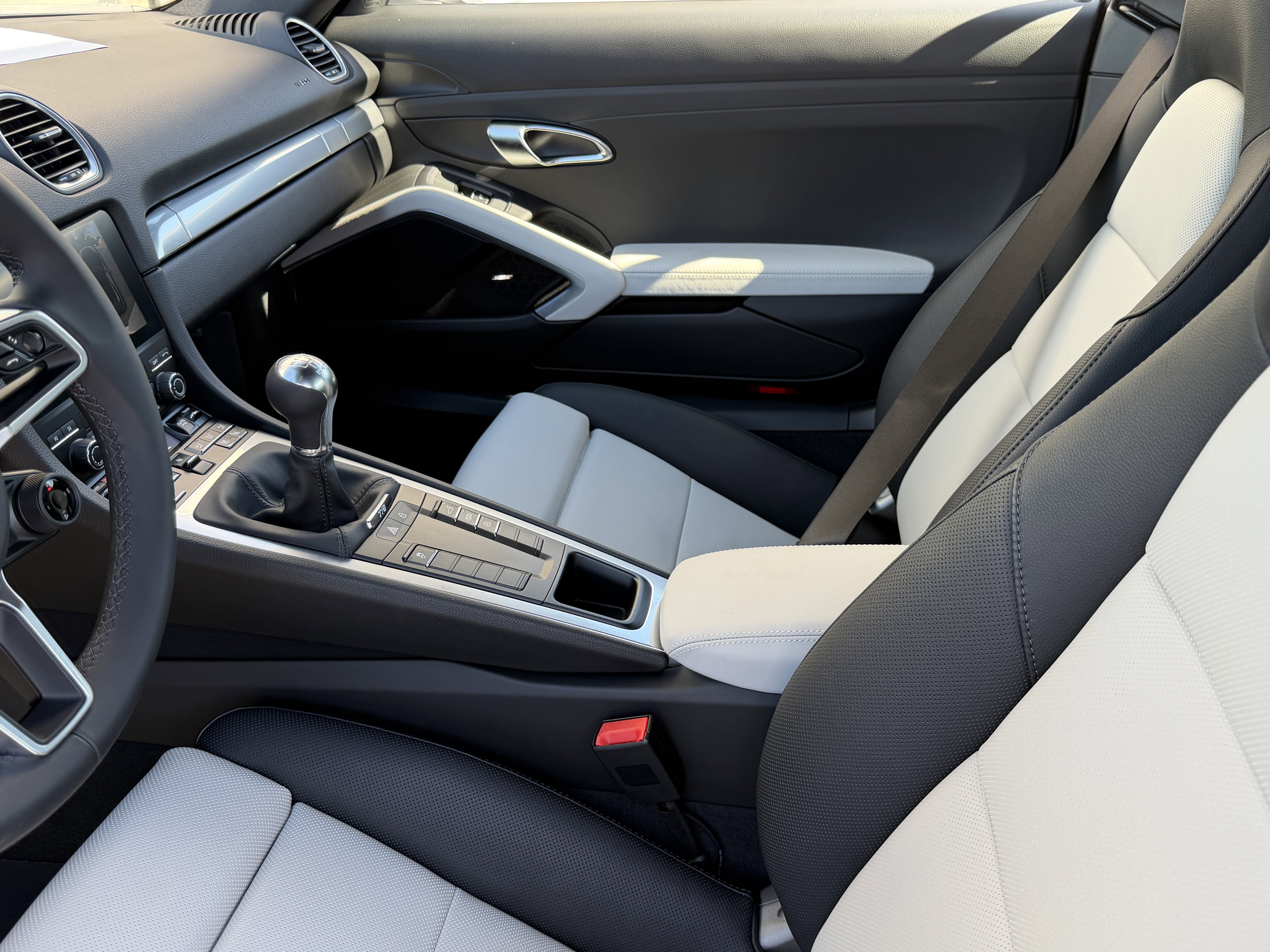 Certified 2025 Porsche 718 Cayman image 4