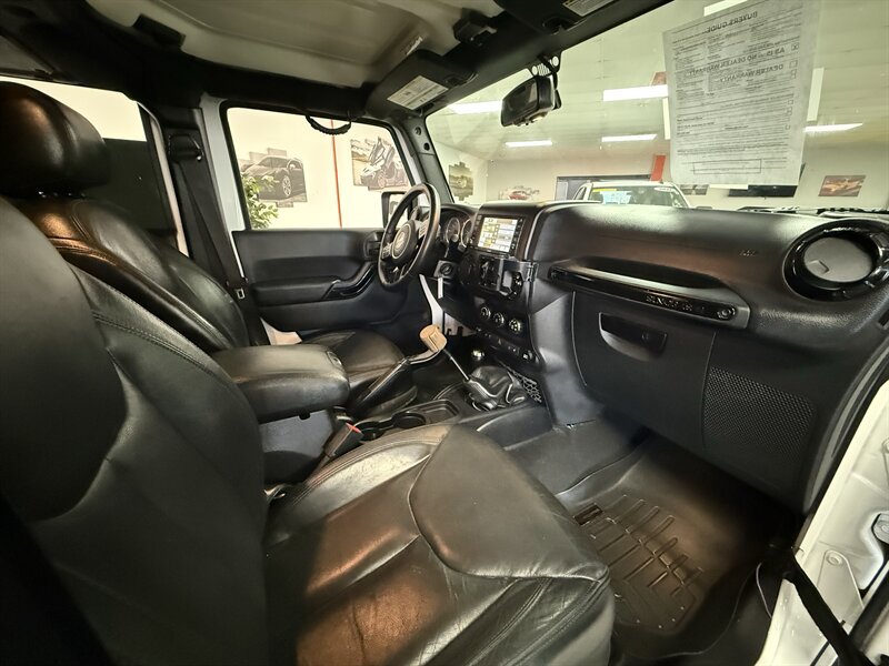 Used 2015 Jeep Wrangler Unlimited Sahara AWD/4WD image 9