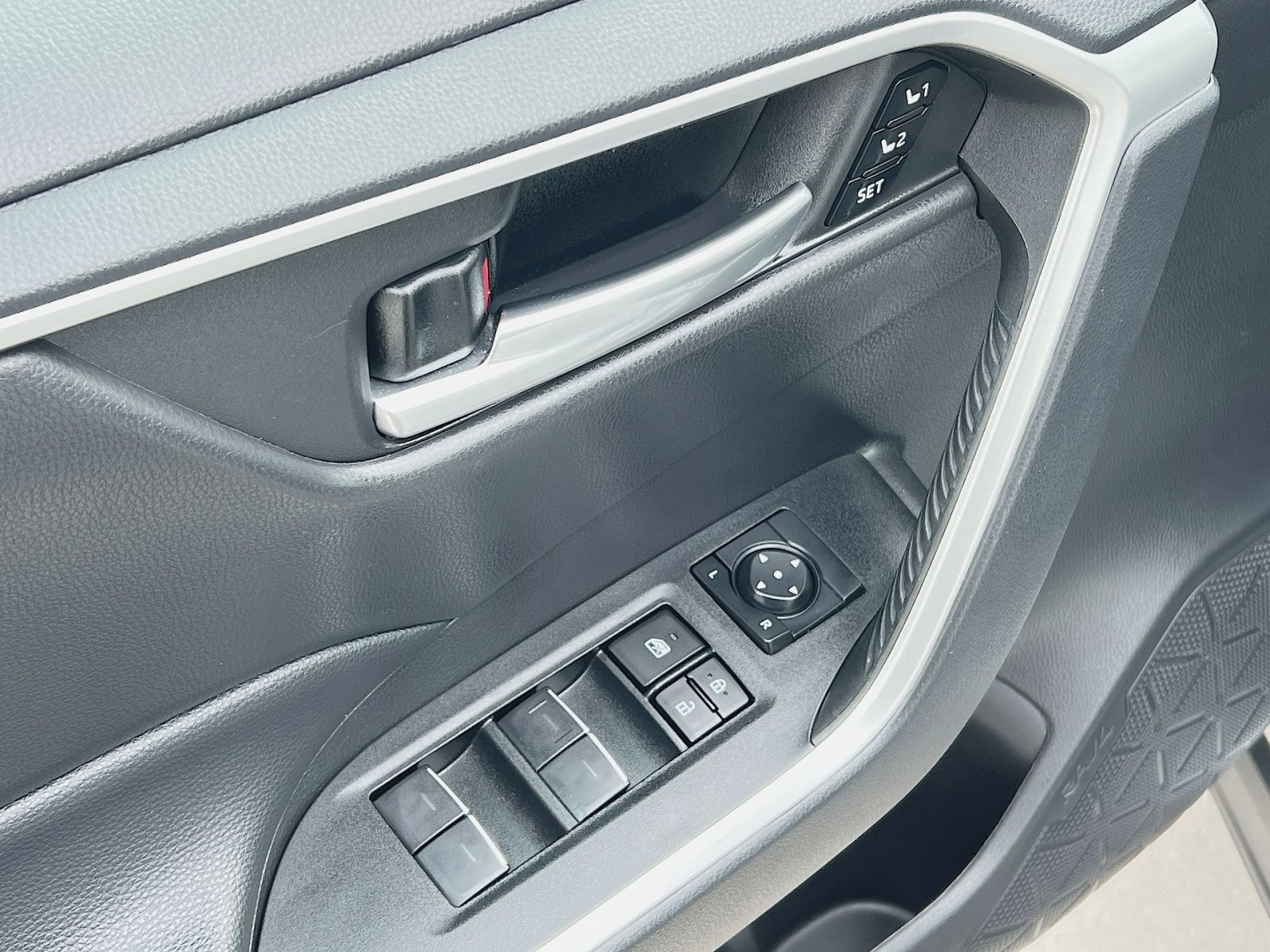 Used 2023 Toyota RAV4 XLE image 15