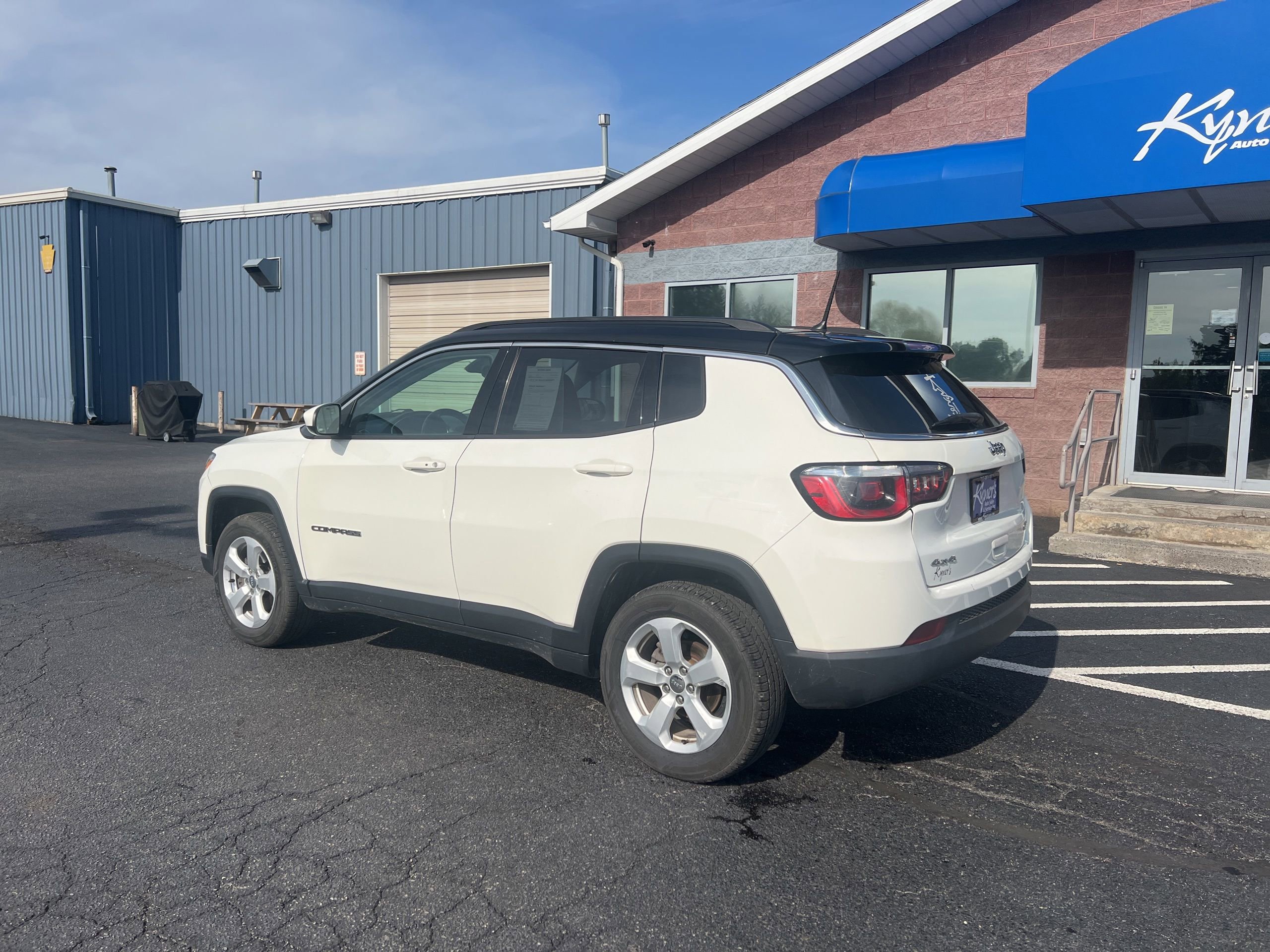 Used 2018 Jeep Compass Latitude AWD/4WD image 3