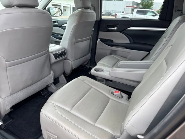 Used 2015 Toyota Highlander XLE FWD image 25