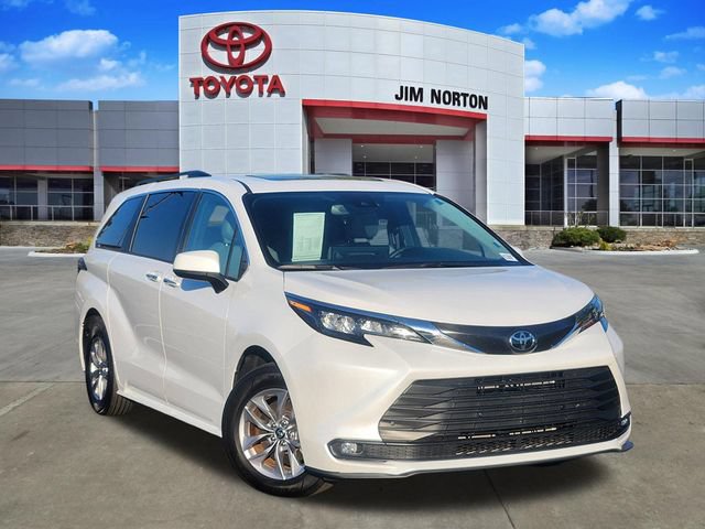 Used 2026 Toyota Sienna XLE FWD image 1