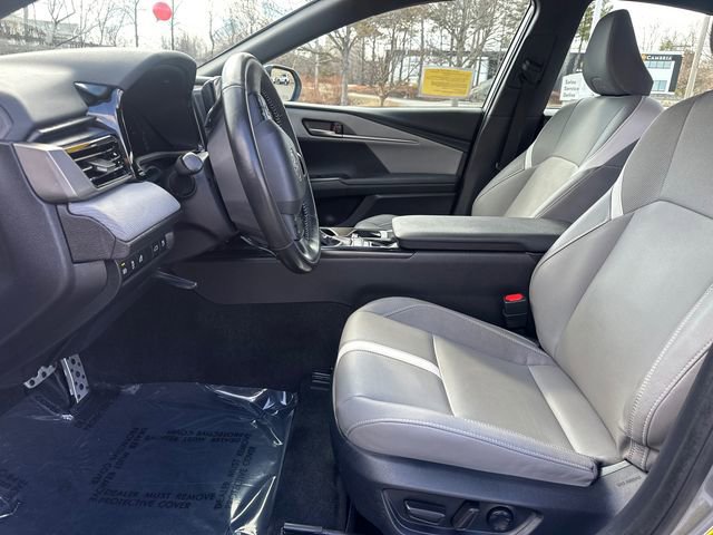 Used 2025 Toyota Camry SE w/ Convenience Package image 28